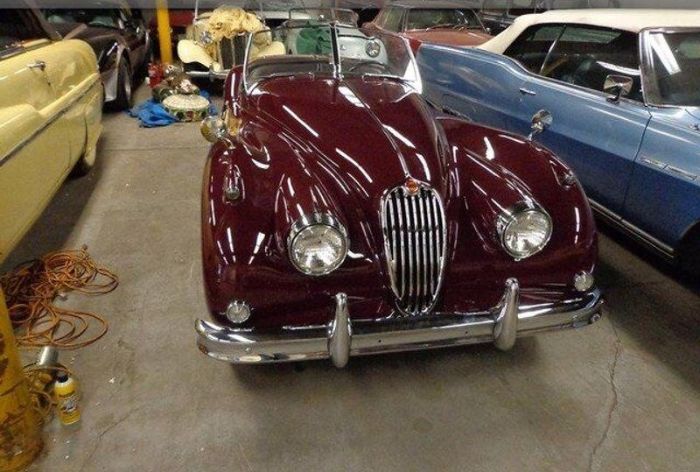 Unknown-Xk140-1955-MaroonBlack-Top-Black-Leather-4