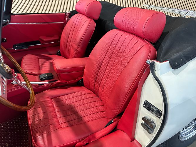 Unknown-Xke-1971-White-Red-Leather-11