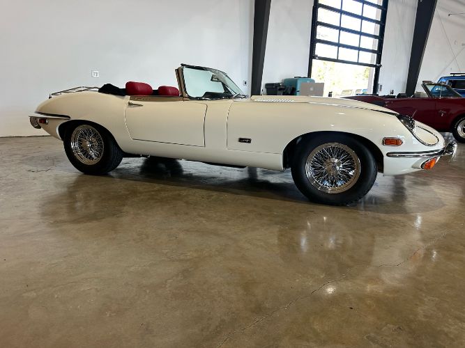 Unknown-Xke-1971-White-Red-Leather-17
