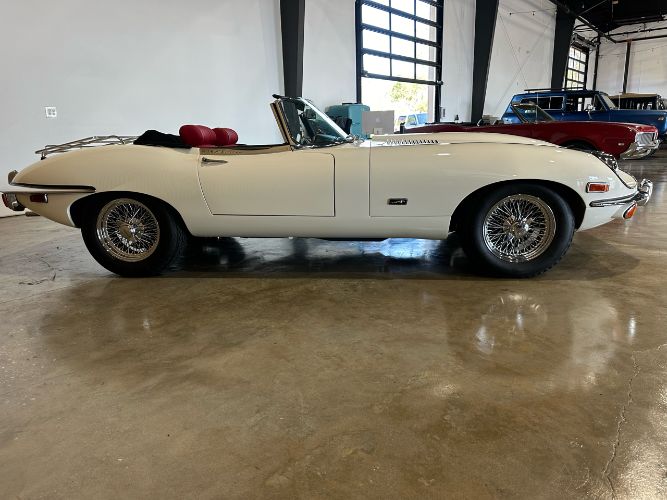 Unknown-Xke-1971-White-Red-Leather-18