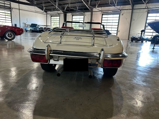 Unknown-Xke-1971-White-Red-Leather-3