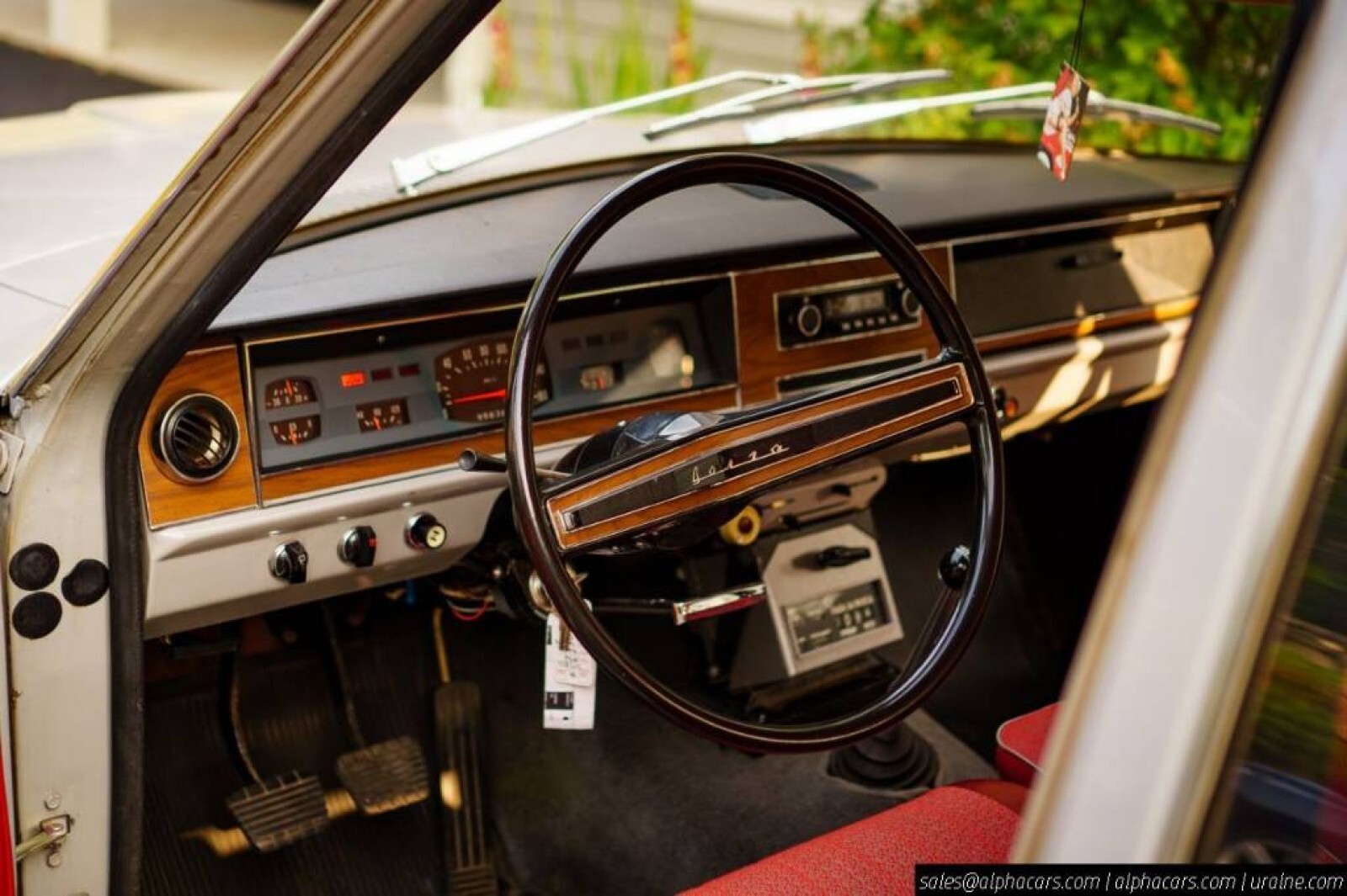 Volga-GAZ-M24-1976-Sedan-28