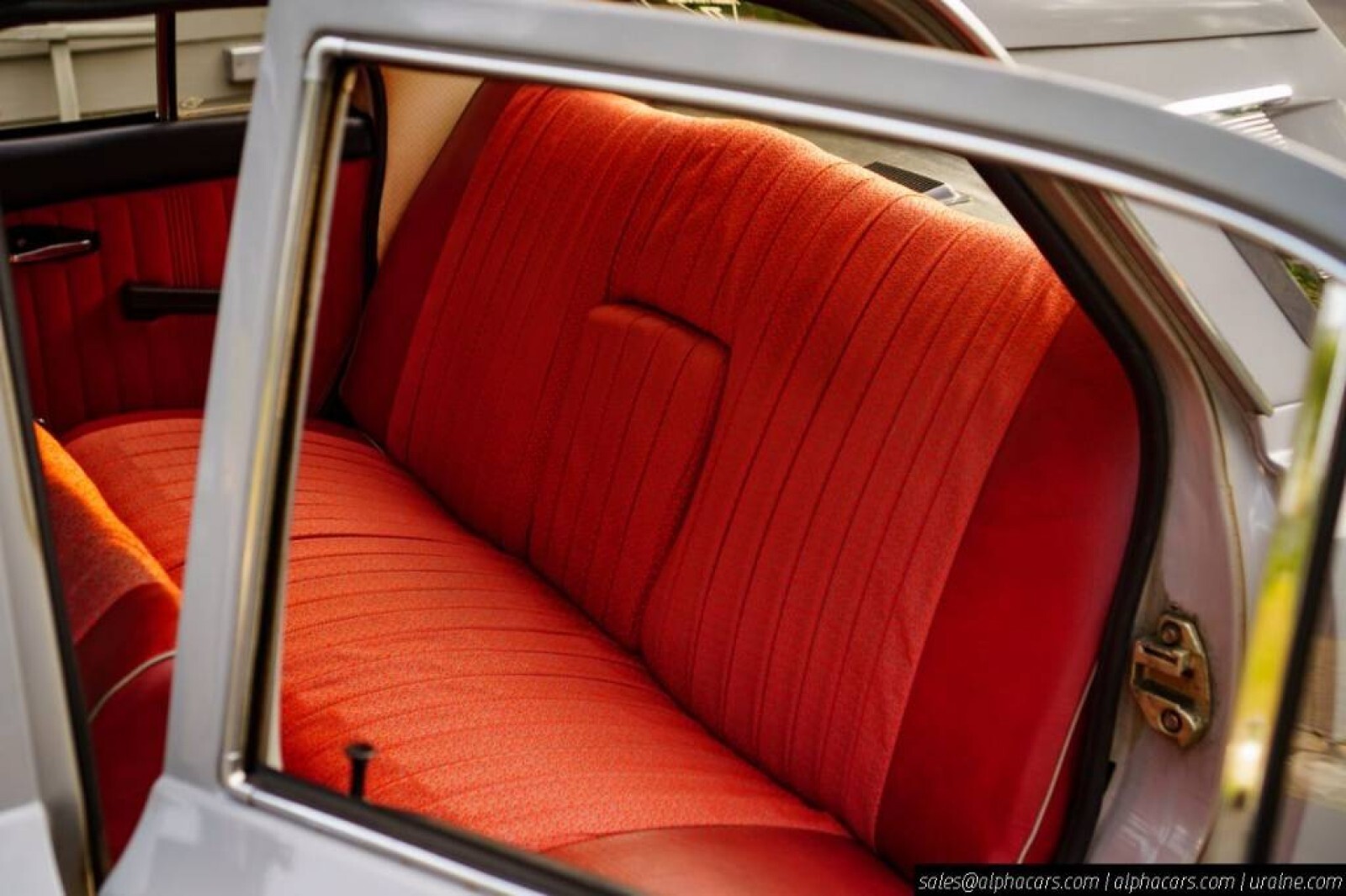 Volga-GAZ-M24-1976-Sedan-30