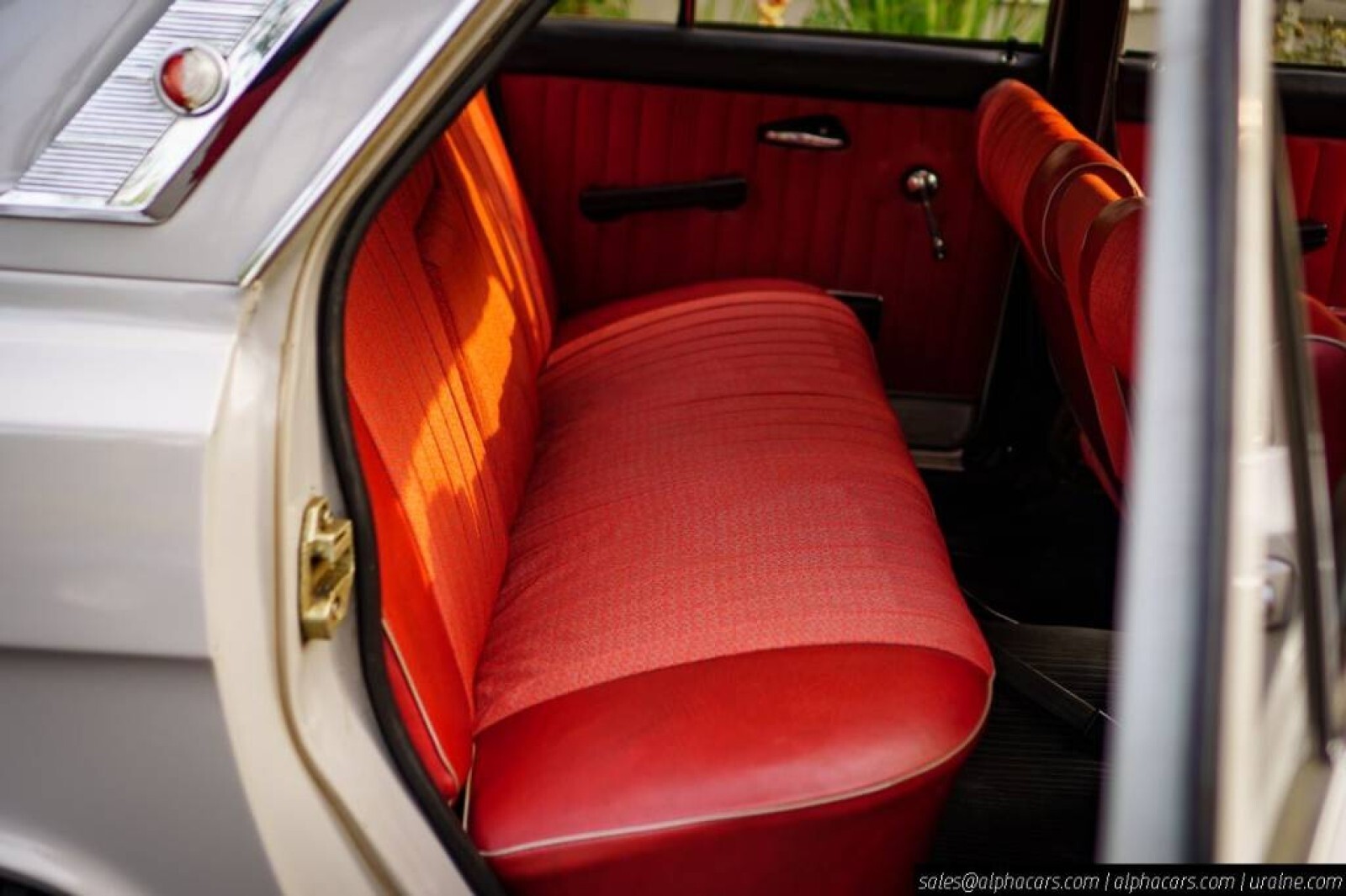 Volga-GAZ-M24-1976-Sedan-35