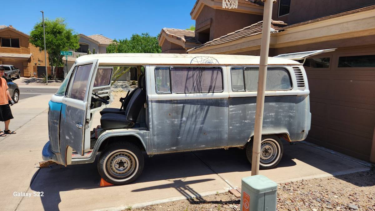 Volkswagen-1975-grey-2