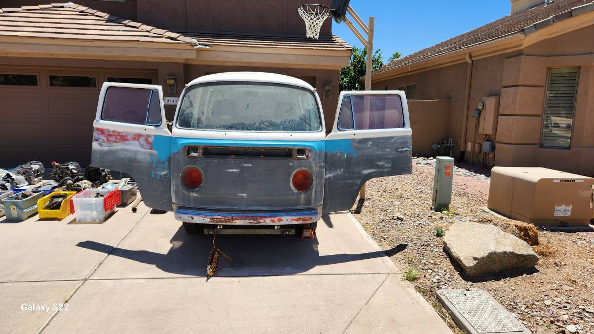 Volkswagen-1975-grey-3
