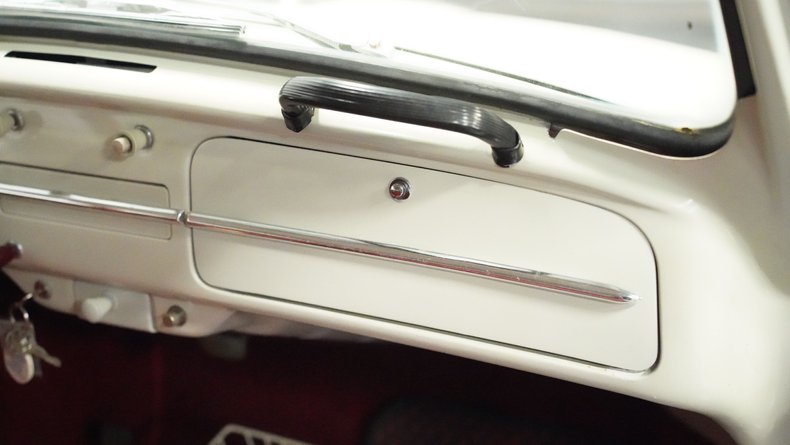 Volkswagen-Beetle-1966-White-Sand-Burgundy-3