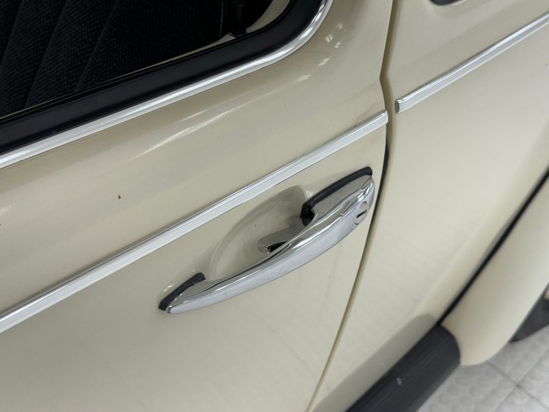 Volkswagen-Beetle-1968-Ivory-Black-22