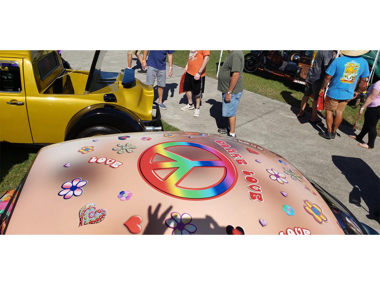 Volkswagen-Beetle-1975-Gartel-Art-Car-Wrap-White-4