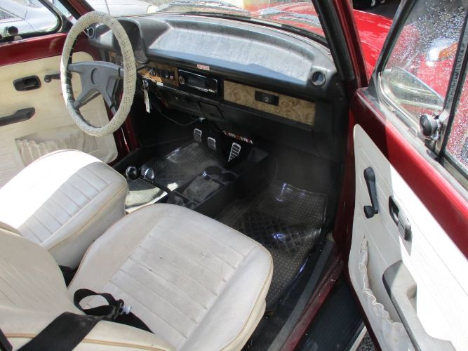 Volkswagen-Beetle-1977-BurgundyWhite-Top-4