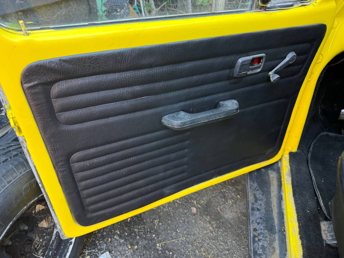 Volkswagen-Beetle-1984-yellow-6