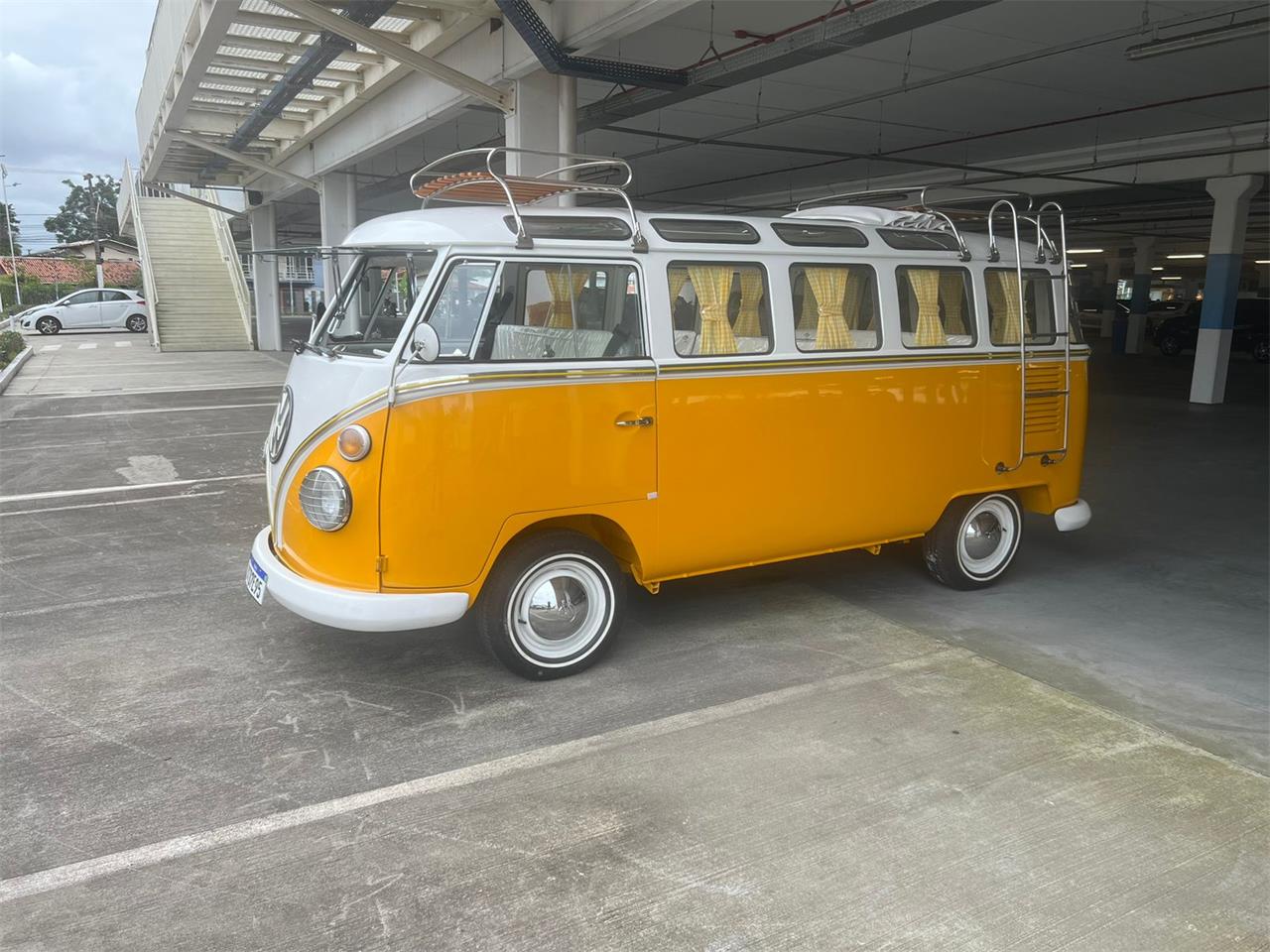 Volkswagen-Bus-1972-YellowWhite-White-1