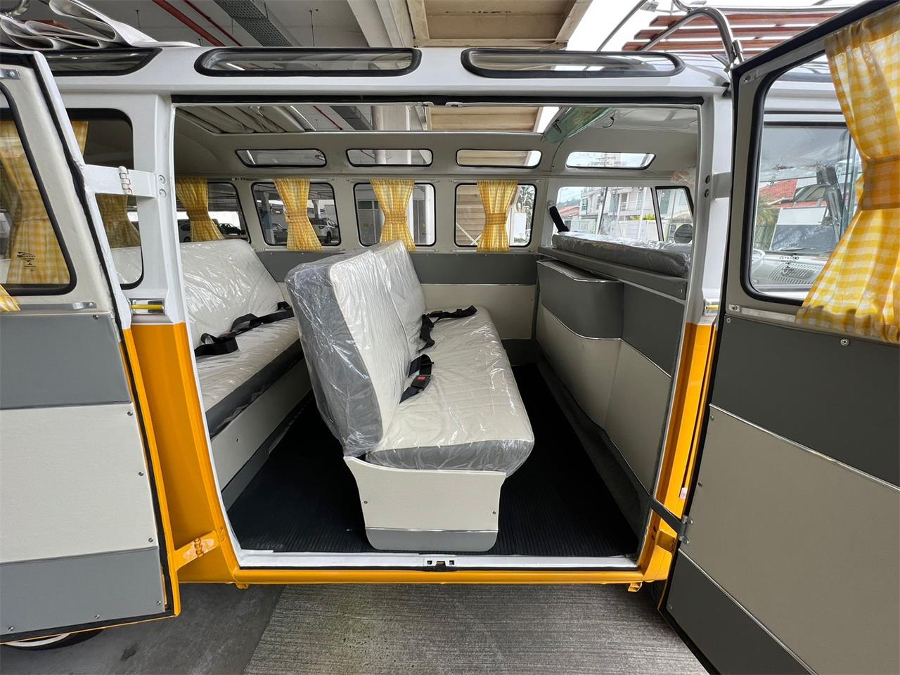 Volkswagen-Bus-1972-YellowWhite-White-11