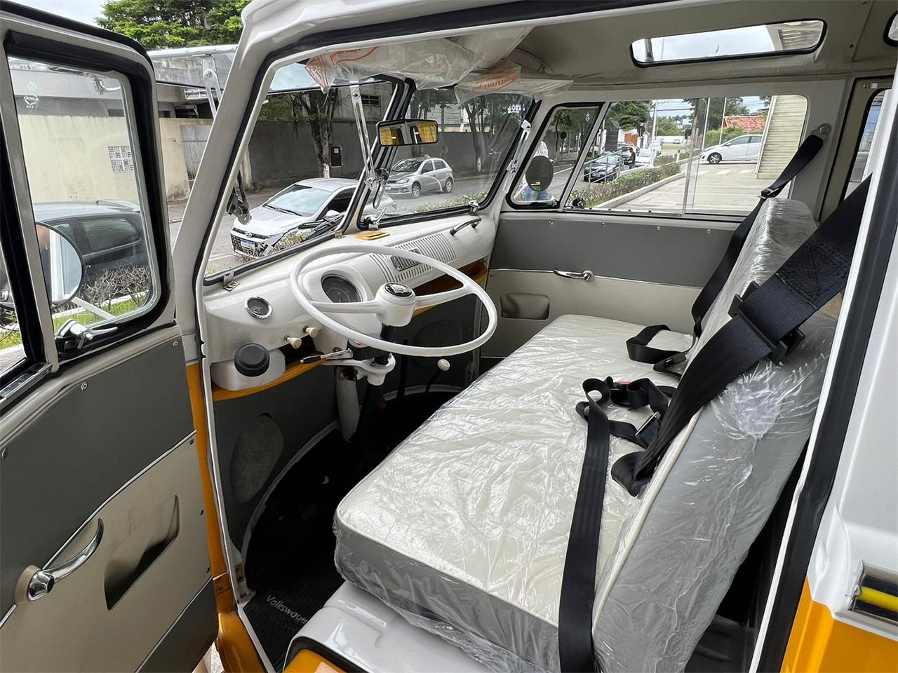 Volkswagen-Bus-1972-YellowWhite-White-12