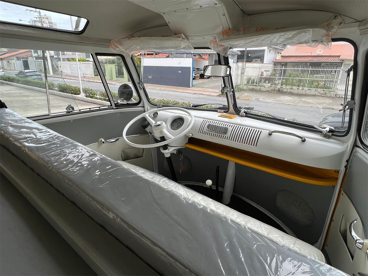 Volkswagen-Bus-1972-YellowWhite-White-13