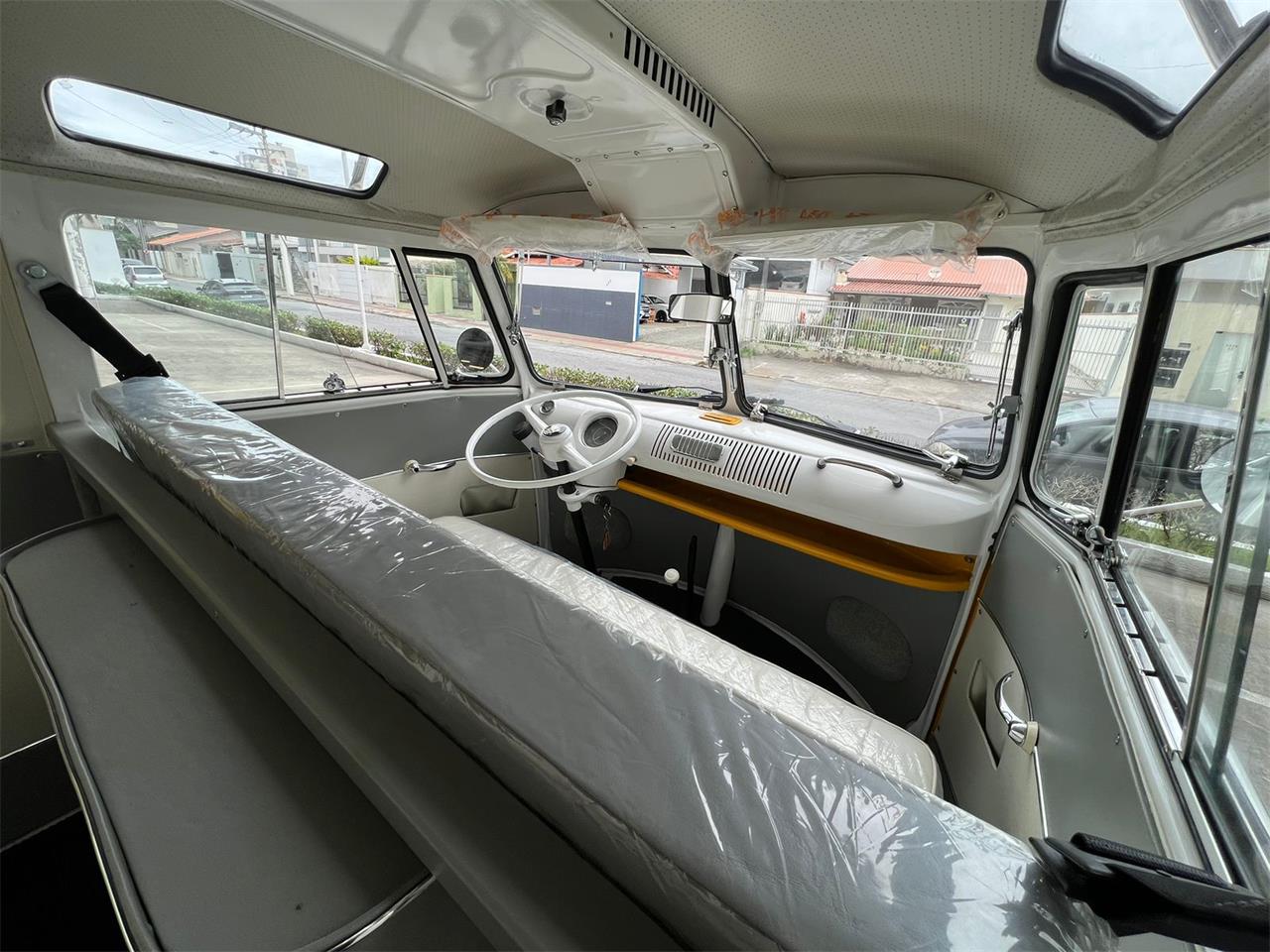 Volkswagen-Bus-1972-YellowWhite-White-14