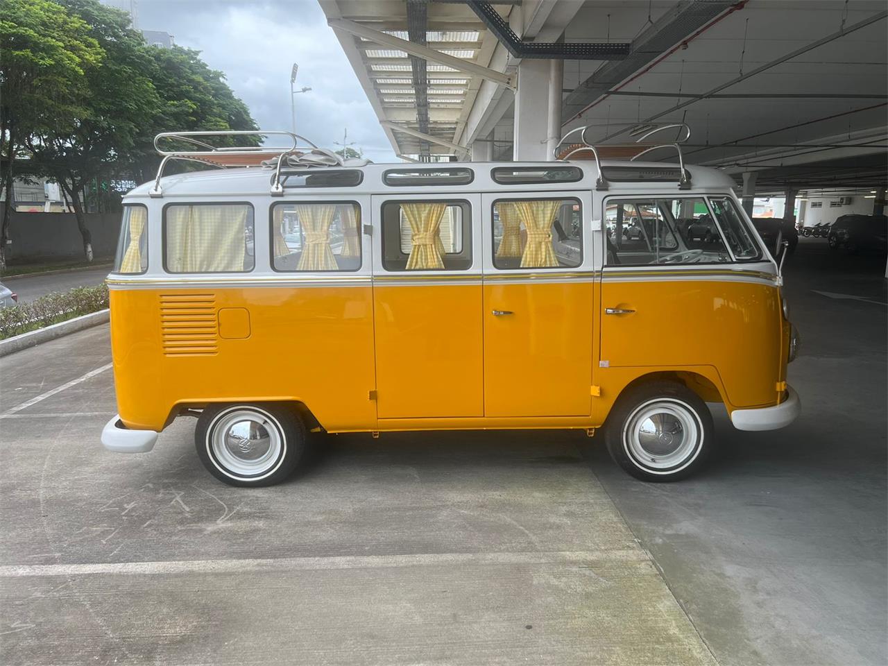 Volkswagen-Bus-1972-YellowWhite-White-16