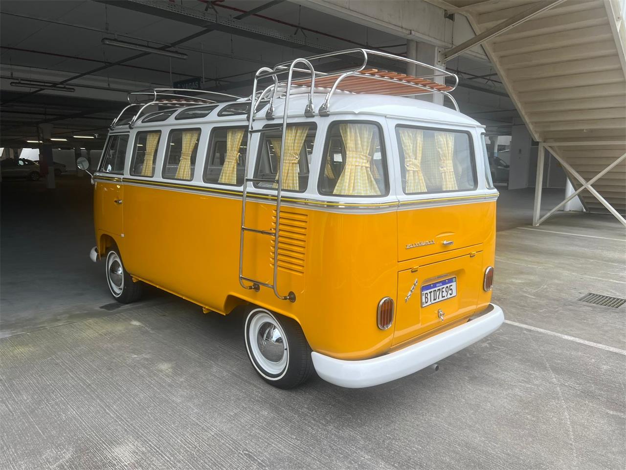 Volkswagen-Bus-1972-YellowWhite-White-17