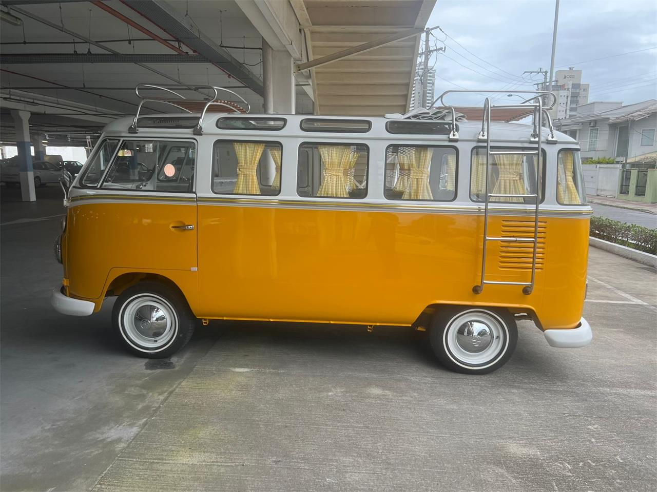 Volkswagen-Bus-1972-YellowWhite-White-18