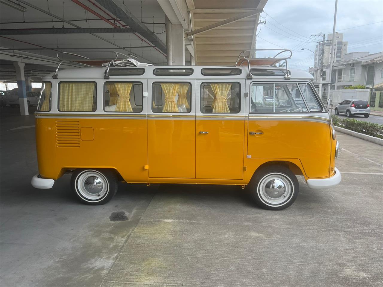 Volkswagen-Bus-1972-YellowWhite-White-4
