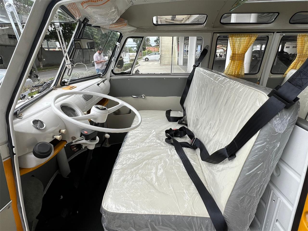 Volkswagen-Bus-1972-YellowWhite-White-5