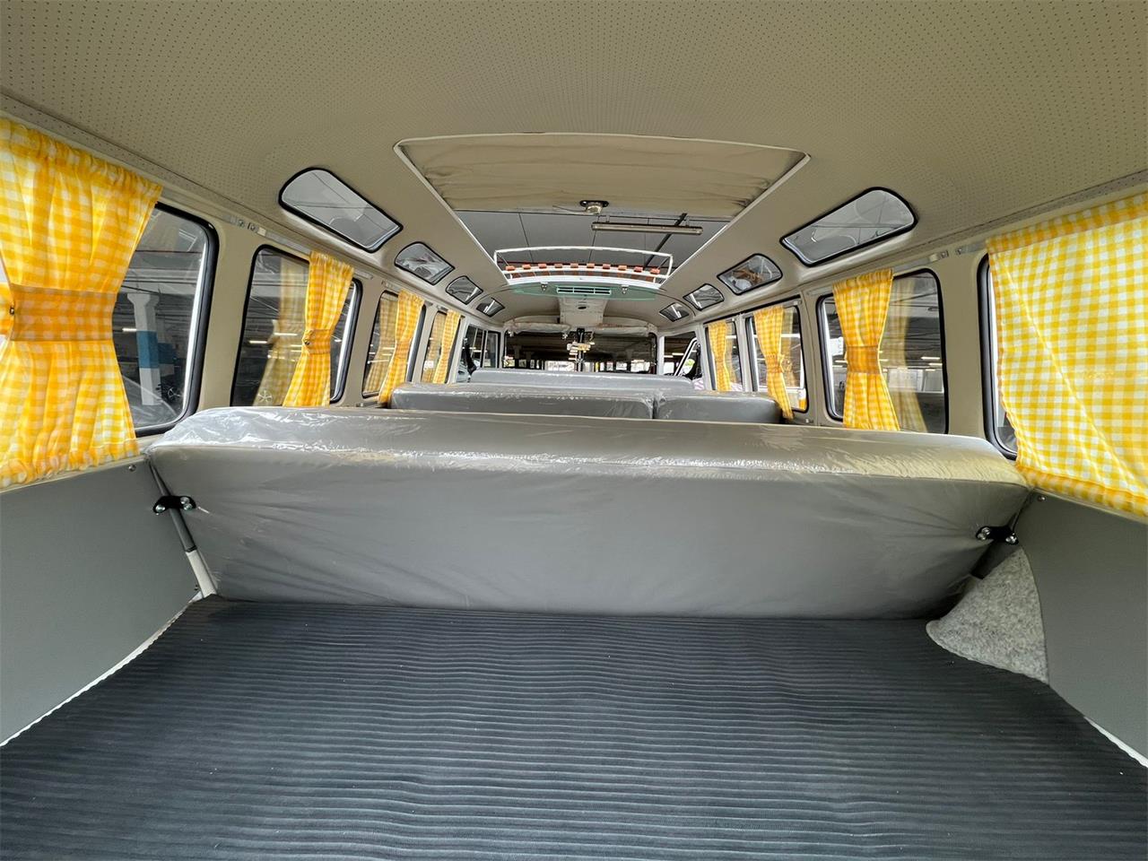 Volkswagen-Bus-1972-YellowWhite-White-8