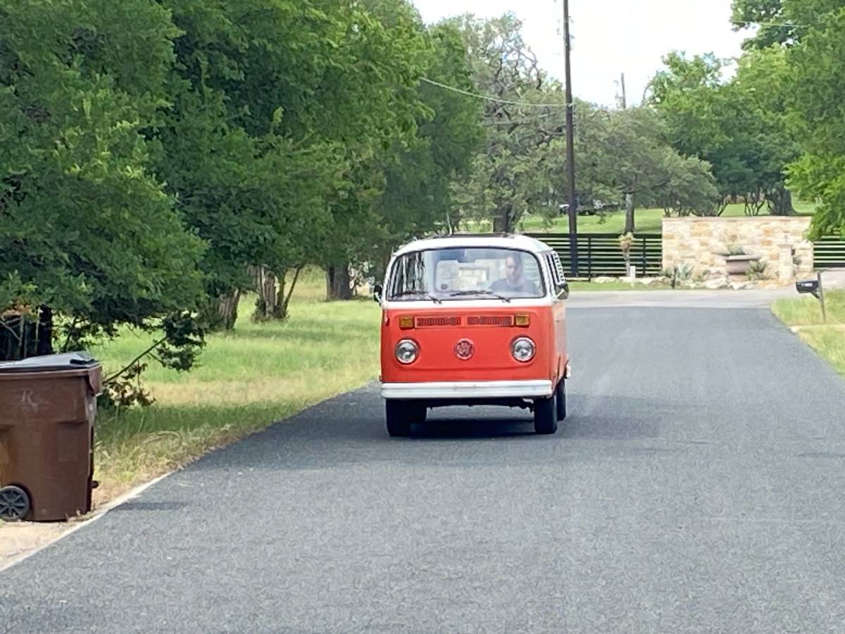 Volkswagen-Bus-1973-red-19