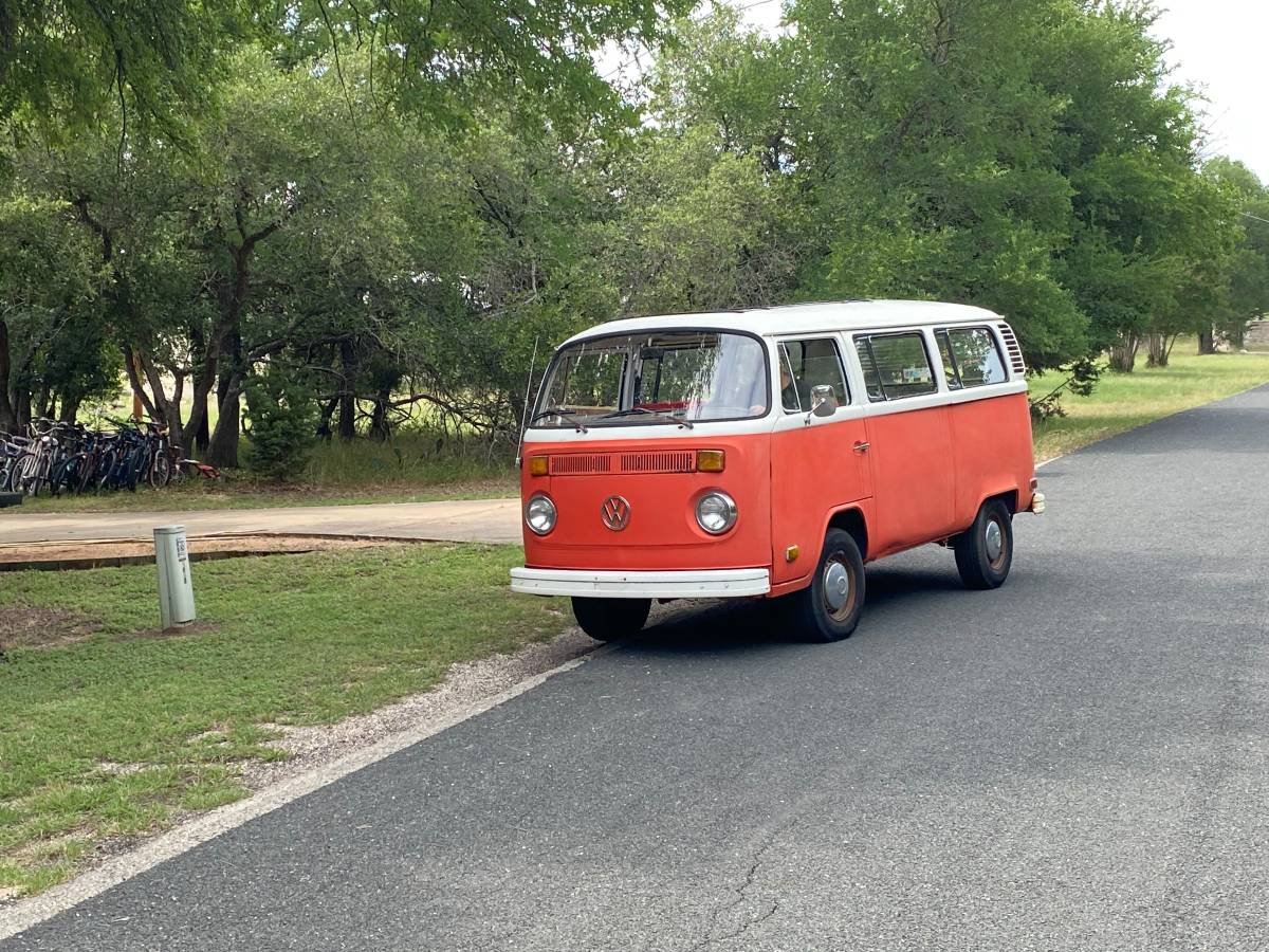 Volkswagen-Bus-1973-red-21