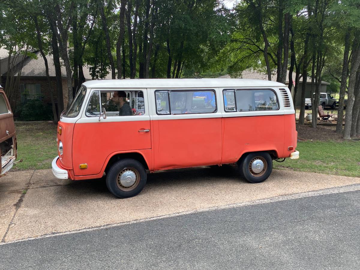 Volkswagen-Bus-1973-red-23