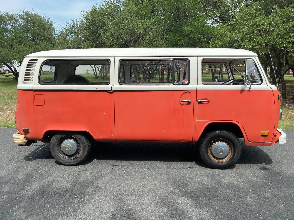 Volkswagen-Bus-1973-red-3