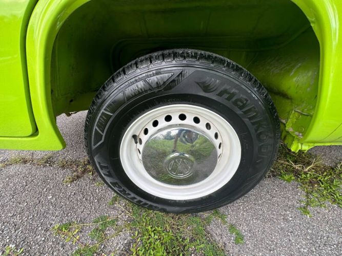 Volkswagen-Bus-1975-Green-Tan-1