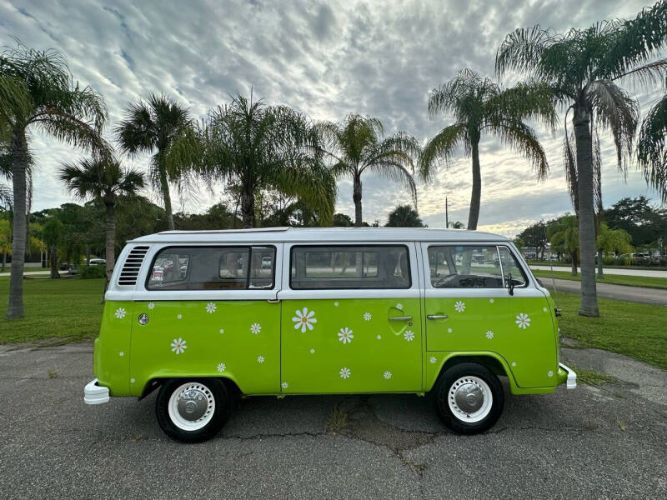 Volkswagen-Bus-1975-Green-Tan-10
