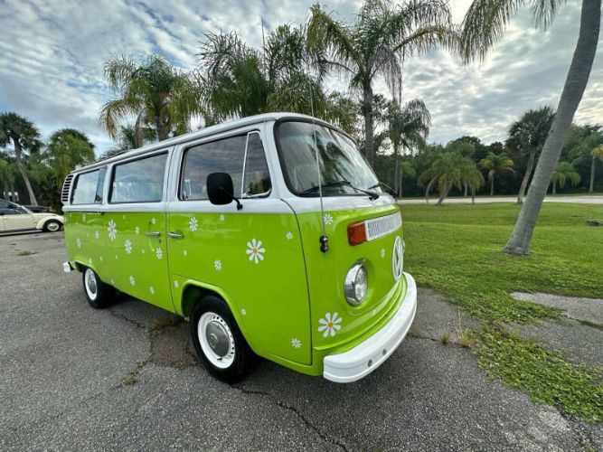 Volkswagen-Bus-1975-Green-Tan-11