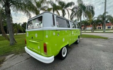 Volkswagen-Bus-1975-Green-Tan-12