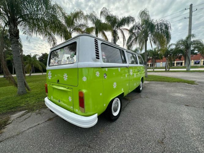 Volkswagen-Bus-1975-Green-Tan-12