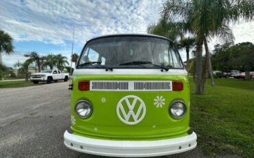 Volkswagen-Bus-1975-Green-Tan-13