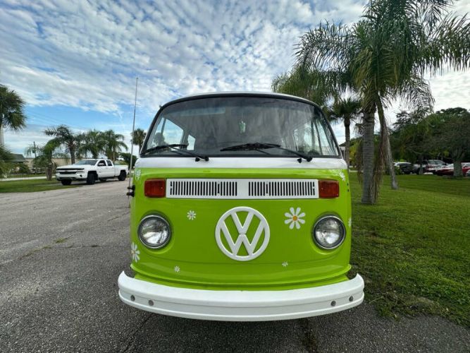 Volkswagen-Bus-1975-Green-Tan-13