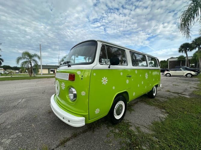 Volkswagen-Bus-1975-Green-Tan-14