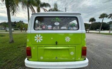 Volkswagen-Bus-1975-Green-Tan-16
