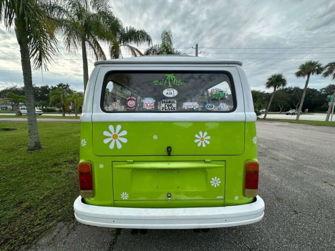 Volkswagen-Bus-1975-Green-Tan-16