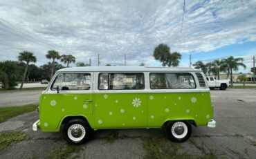Volkswagen-Bus-1975-Green-Tan-17