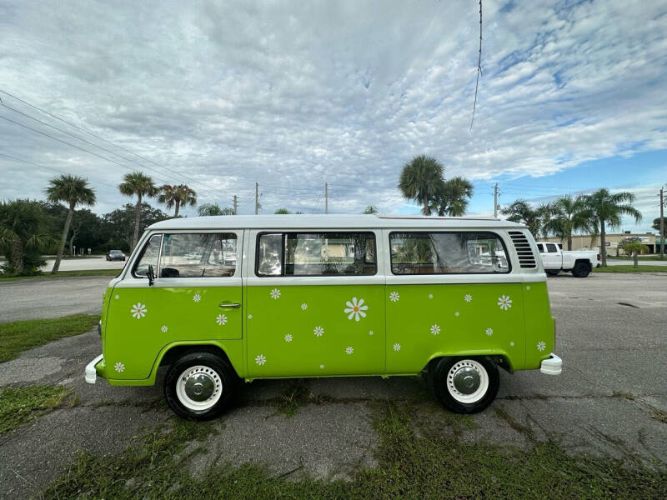 Volkswagen-Bus-1975-Green-Tan-17