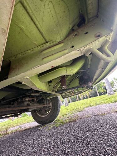 Volkswagen-Bus-1975-Green-Tan-19
