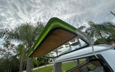 Volkswagen-Bus-1975-Green-Tan-22