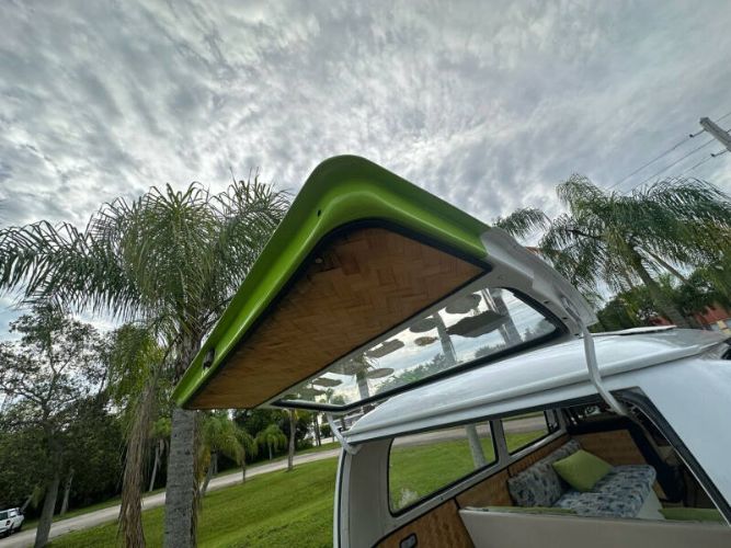 Volkswagen-Bus-1975-Green-Tan-22