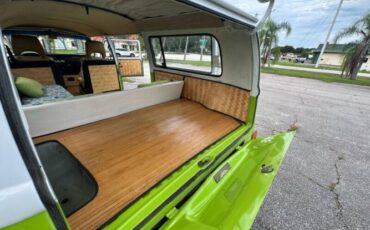 Volkswagen-Bus-1975-Green-Tan-24