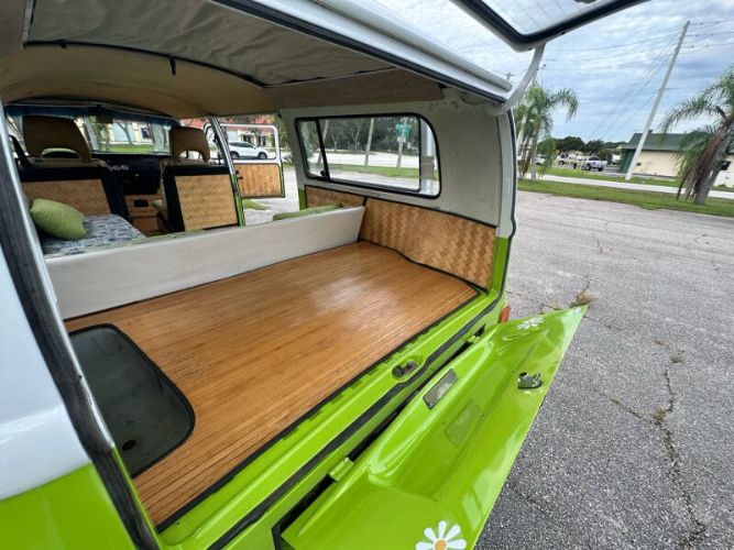 Volkswagen-Bus-1975-Green-Tan-24