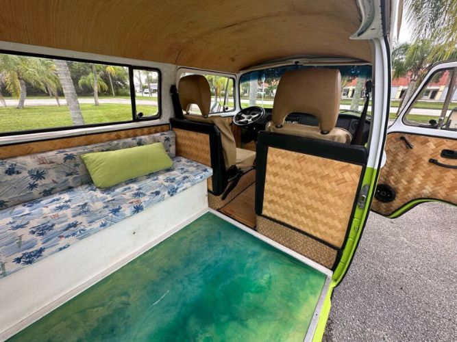 Volkswagen-Bus-1975-Green-Tan-25