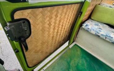 Volkswagen-Bus-1975-Green-Tan-26