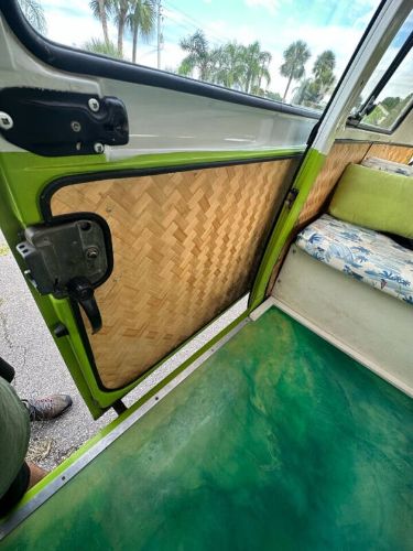 Volkswagen-Bus-1975-Green-Tan-26